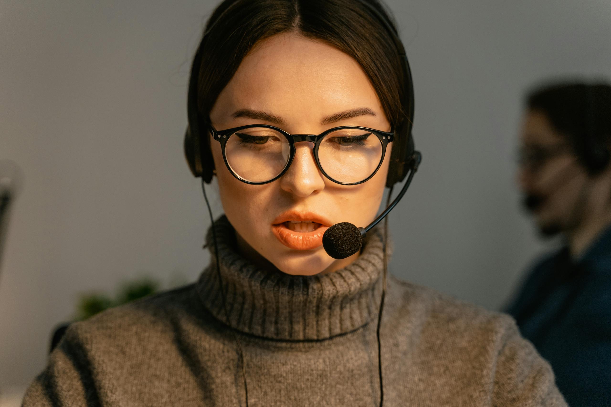 Teleoperadora atendiendo una llamada de un cliente.