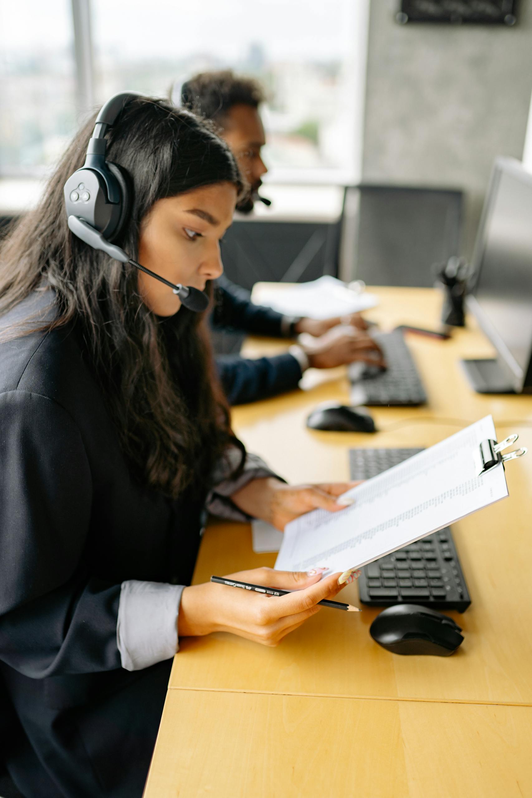 Teleoperadora brindando ayuda a cliente.